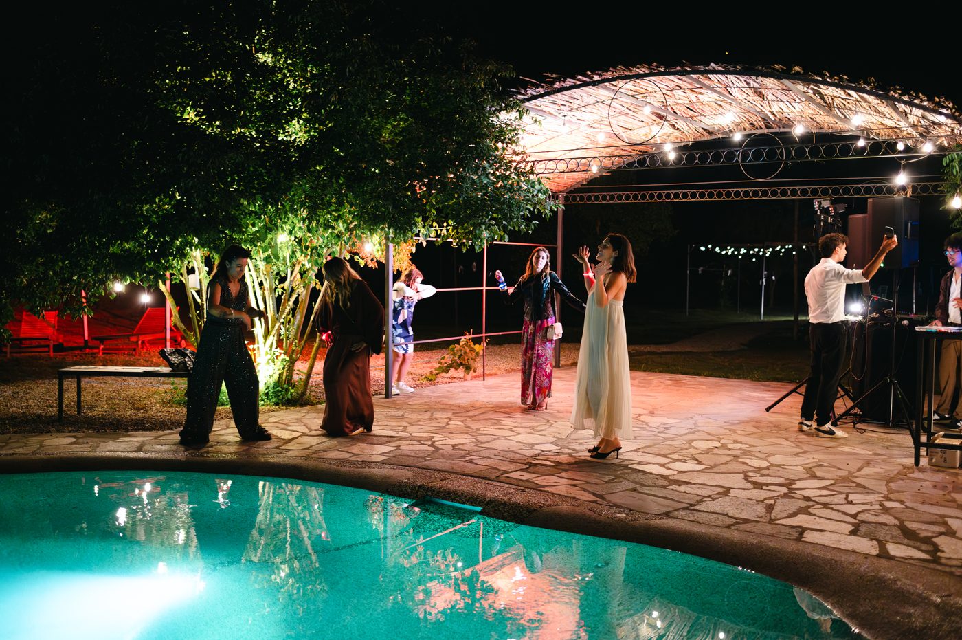 Festa in piscina di notte