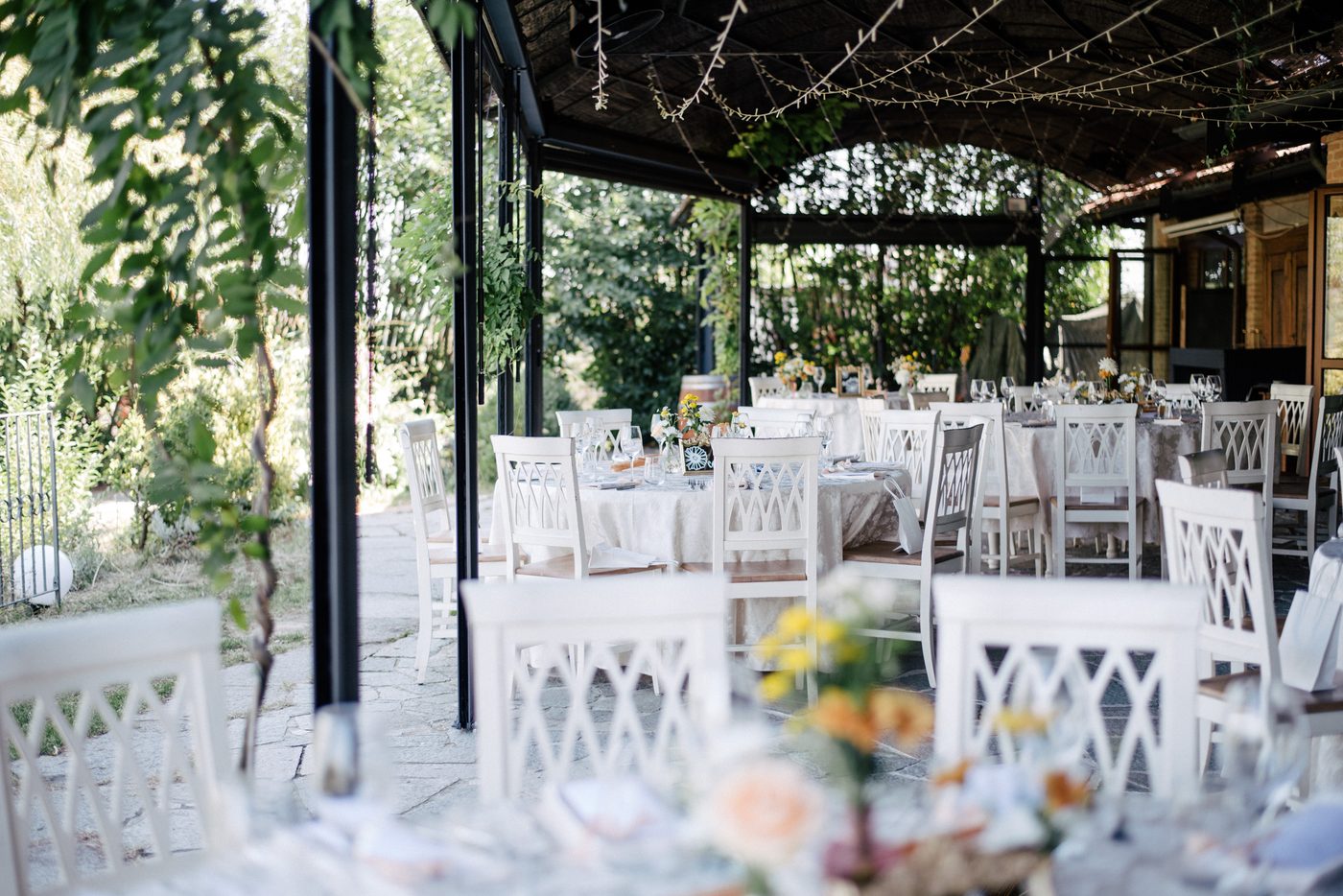 Terrazza con tavoli bianchi