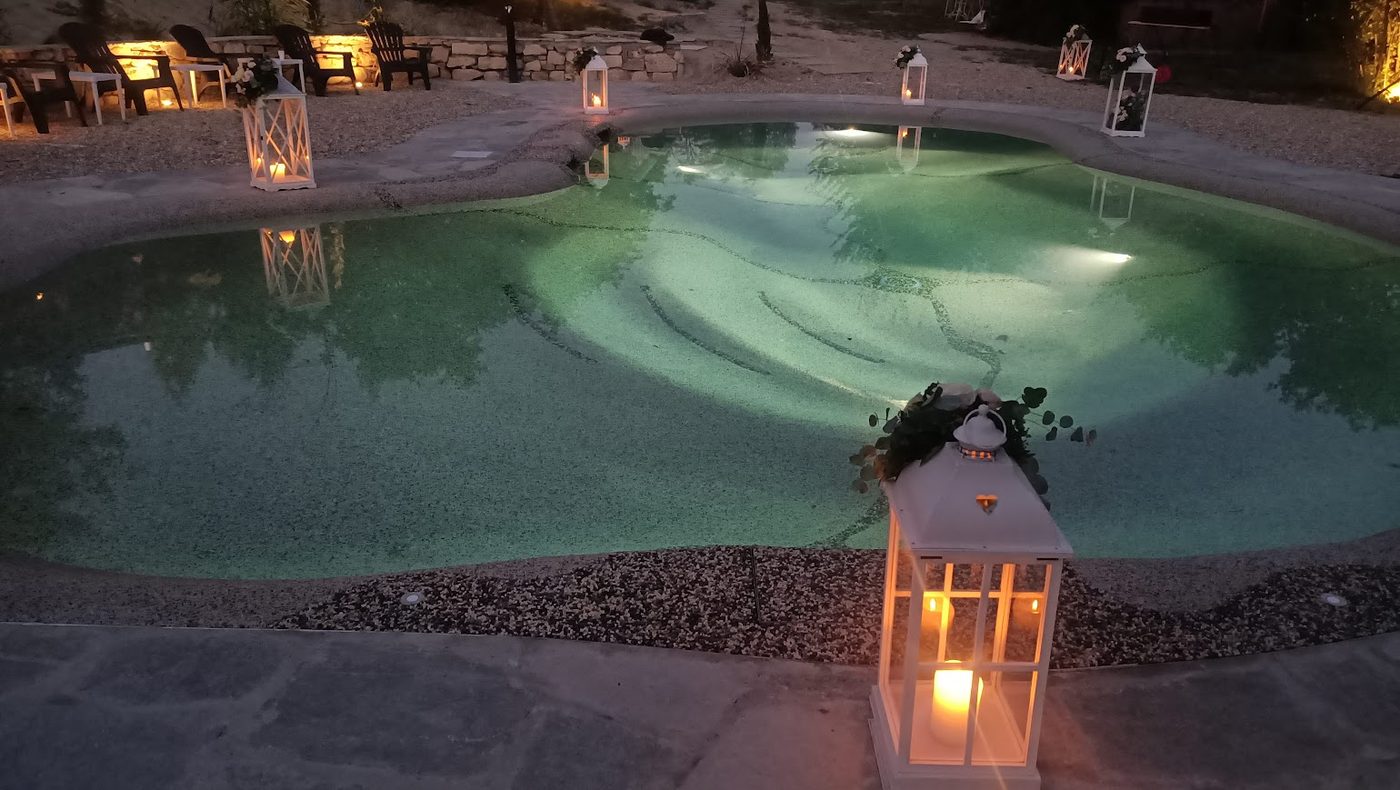 Piscina di sera con lanterne Locanda Casa Costa