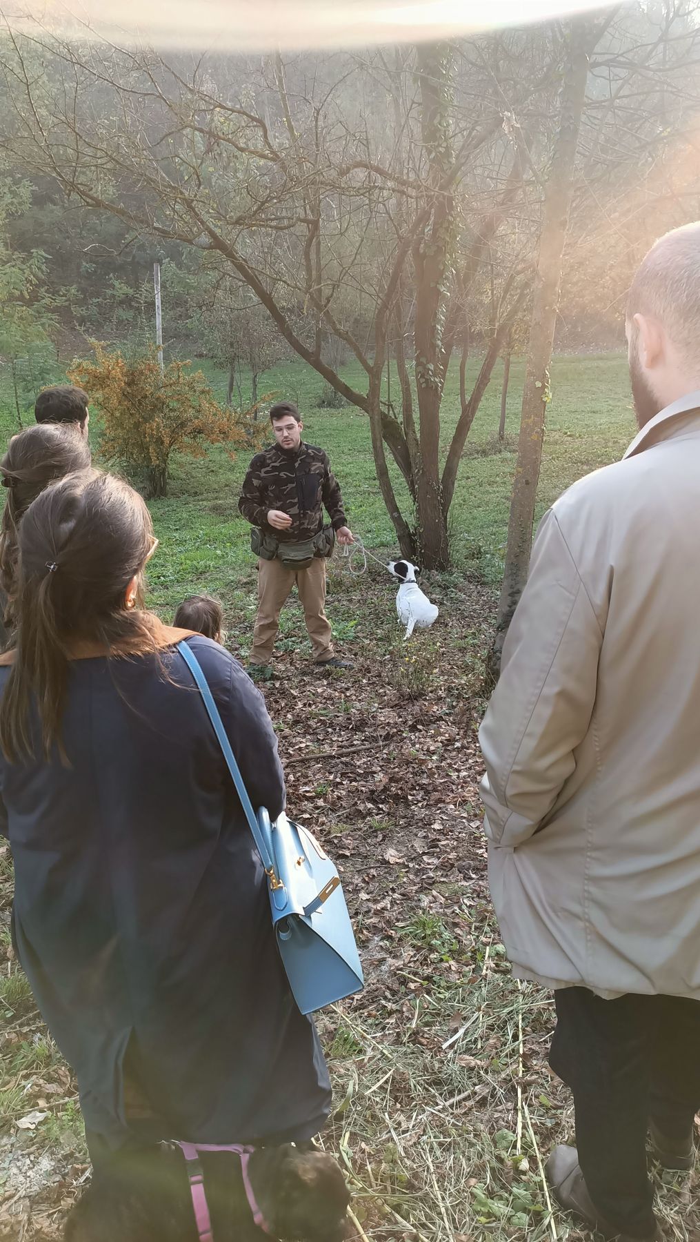 Cerca del tartufo con il cercatore e il cane